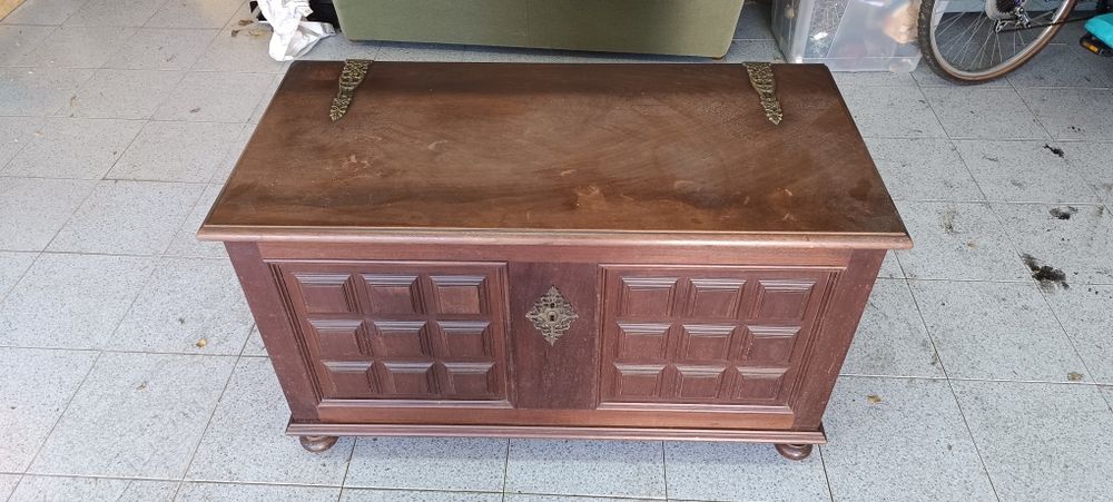 Arca antiga de madeira