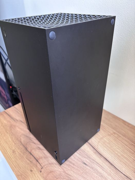 Xbox series X z napędem i dwoma padami