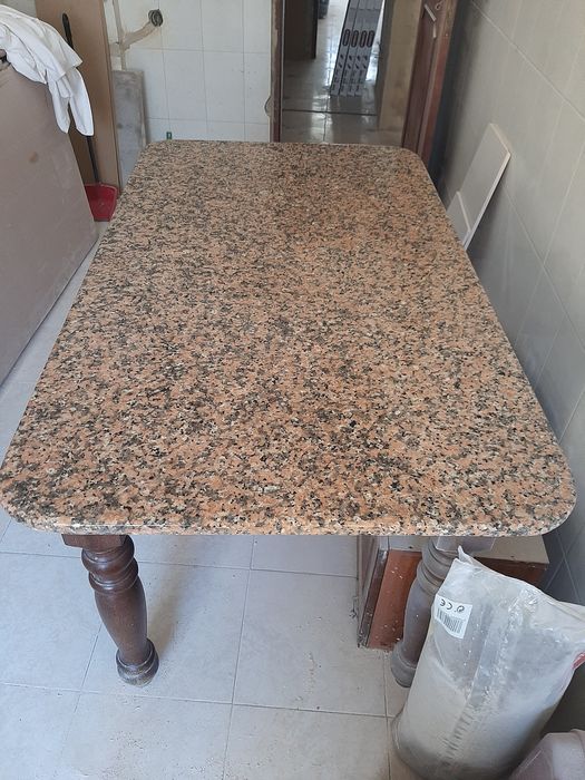 Mesa de cozinha com tampo em granito