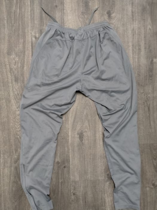 Серые спортивные штаны Nike Dri-Fit