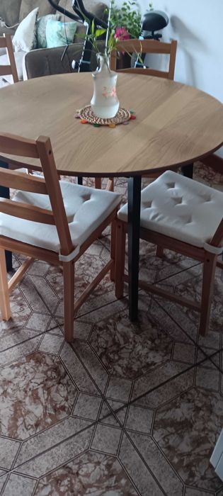 Mesa 4 cadeiras e 4 almofadas