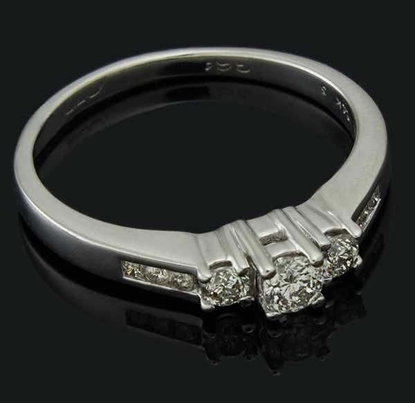 Кольцо из белого золота с бриллиантами
