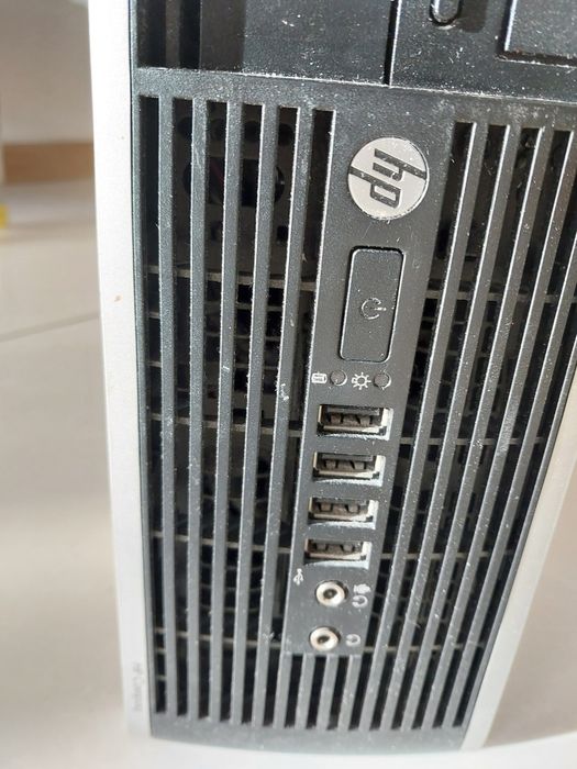 Komputer HP  z monitorem.