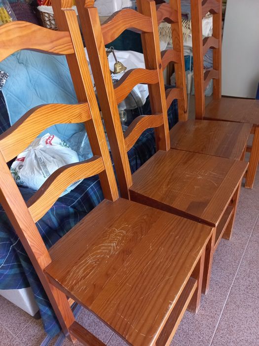 Quatro cadeiras de sala de jantar