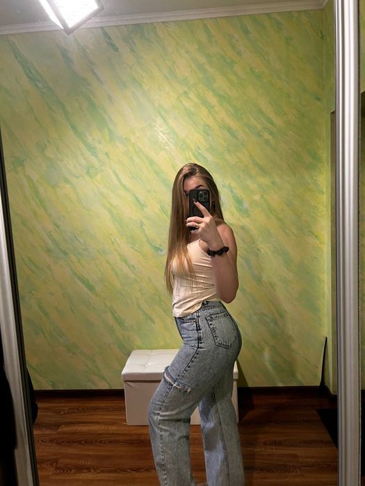 Джинси в гарному стані світло голубий колір ,дуже гарно сідають на фіг