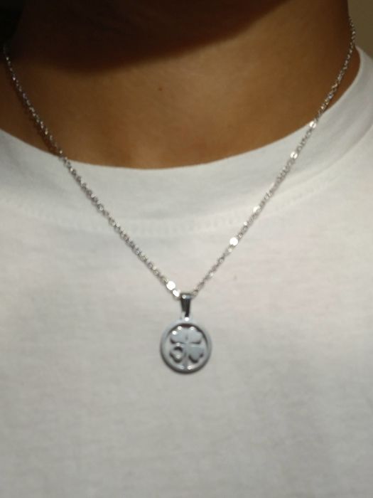 Colar em forma de trevo