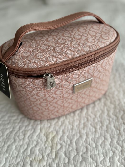 Guess kosmetyczka- kuferek
