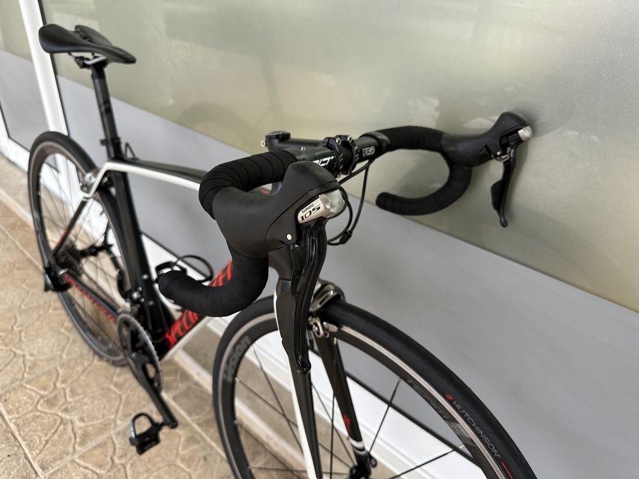 Bicicleta de estrada Specialized em carbono