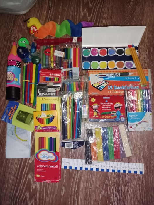 Карандаши, фломастеры, точилки, краски, линейки.