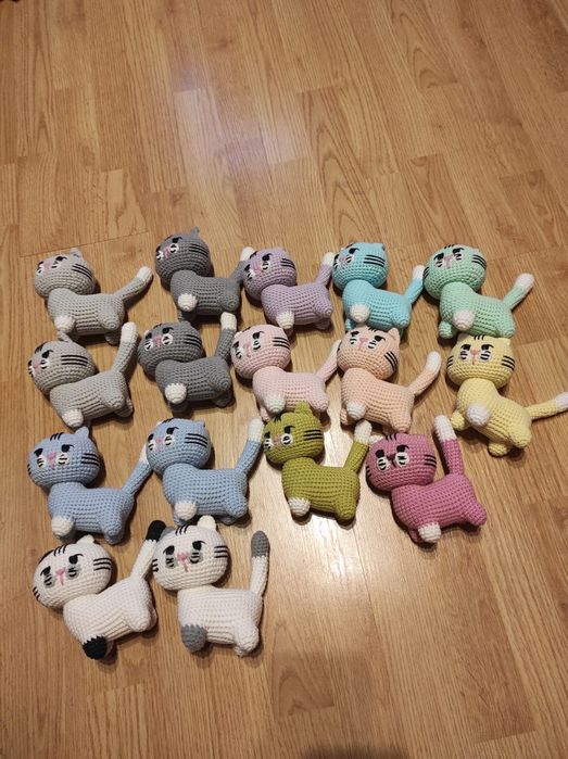 Kotek z obracaną główką robiony na szydełku