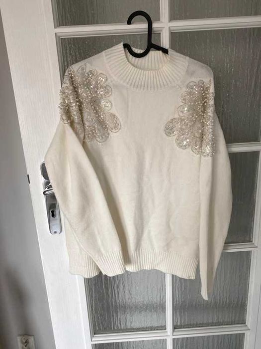 sweter kremowy z aplikacją mohito