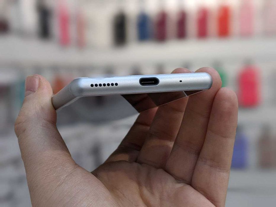 Телефон Sony Xperia 8 902SO 4/64Gb White