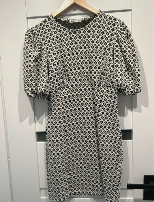 Krótka sukienka z bufiastymi rękawkami