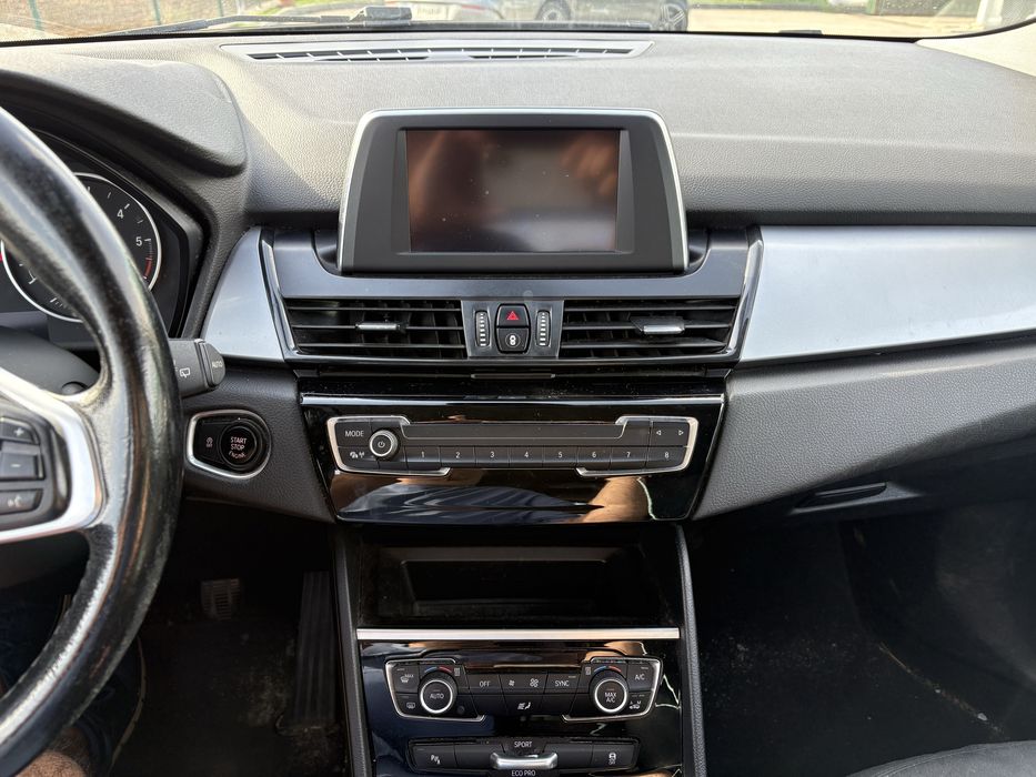 BMW 216 - 7 lugares
