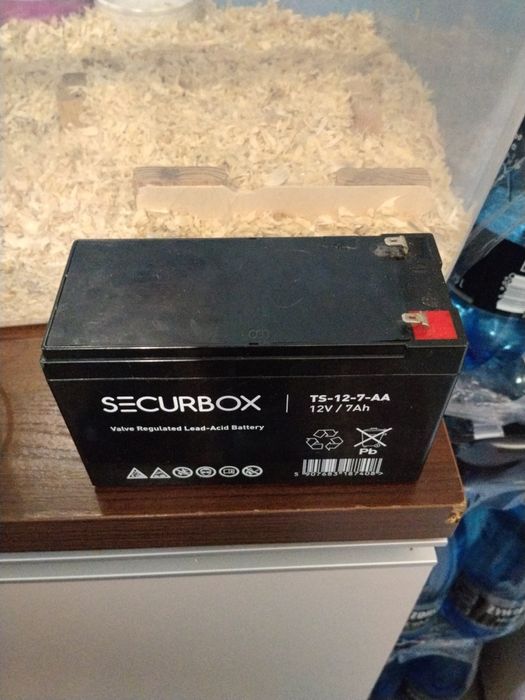 Akumulator secubox samochodzikiem
