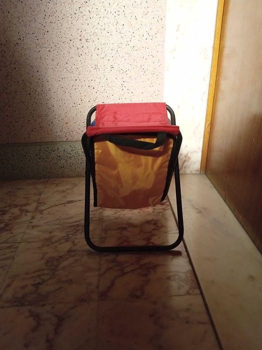 Banco dobravel com uma bolsa isotermica