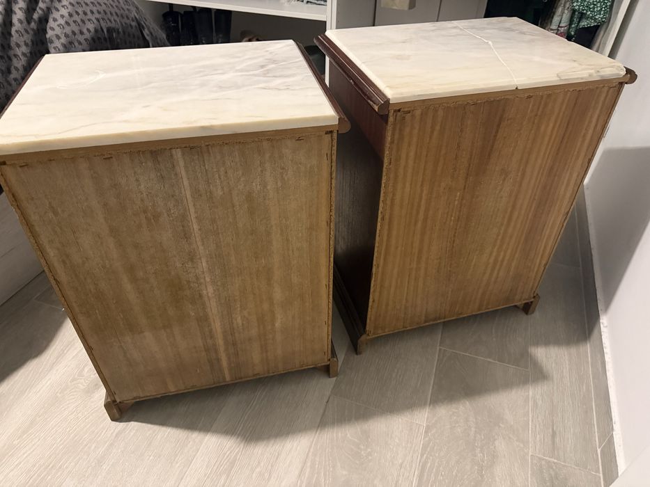 Mesas de cabeceira em madeira maciça com marmore
