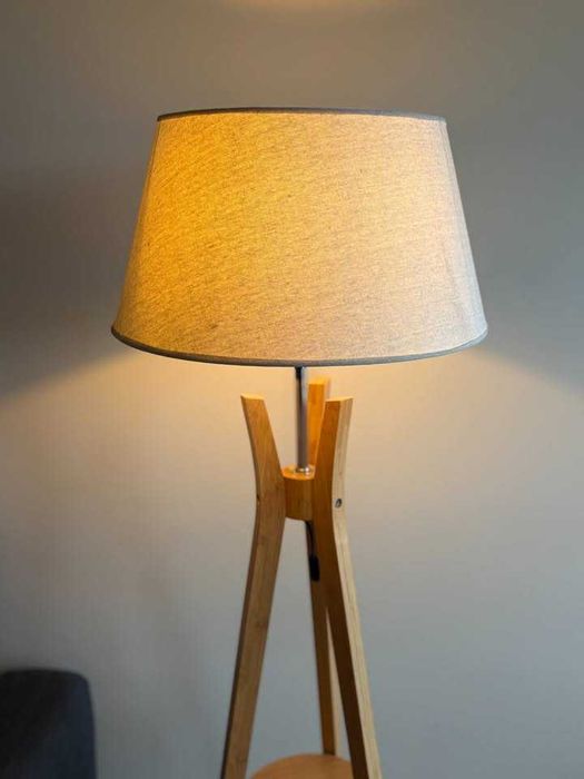 Candeeiro de pé em bambu com abajur bege