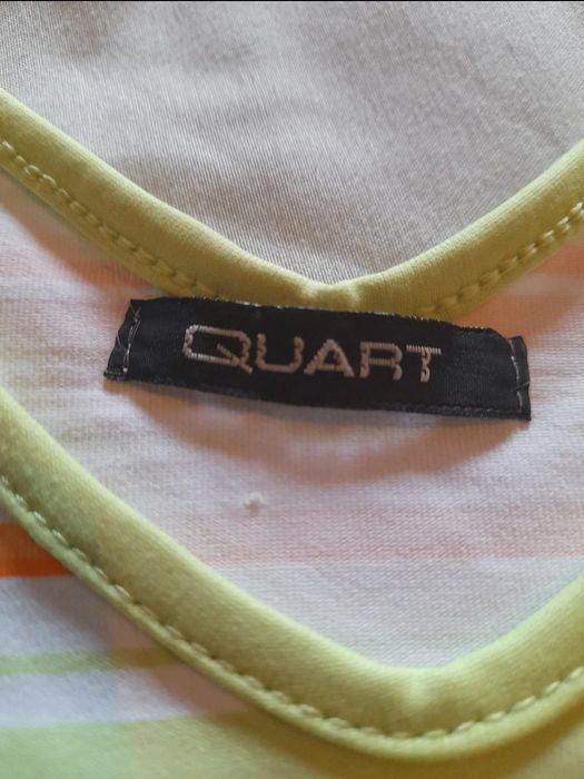 T-shirt com decote em V