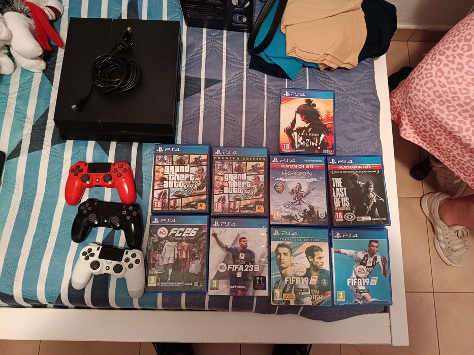 PS4 + 3 Comandos + Jogos