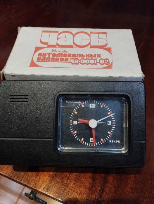 Годинник для автомобіля на торпеду
