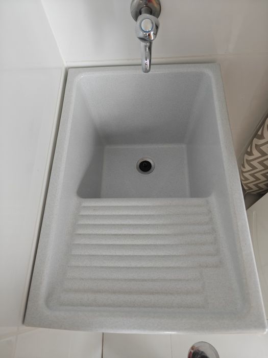 Tanque de lavar roupa com tampa e arrumação