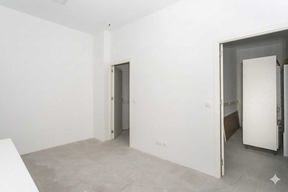 ALUGA-SE Espaco Comercial renovado 600 m2 open Space Massama
