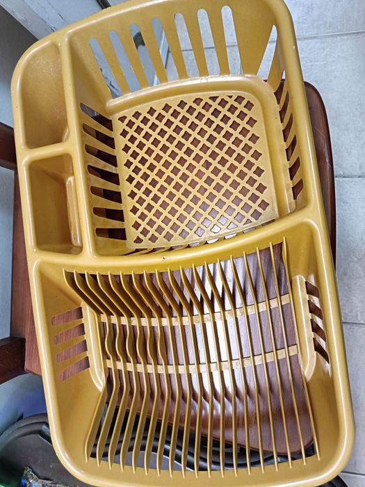 Para doar; Panelas com e sem tampa, escorredor de loiça, taça, facas, . . . usadas