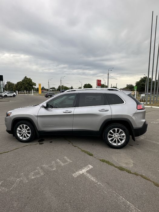 Автомобіль Jeep Cherokee