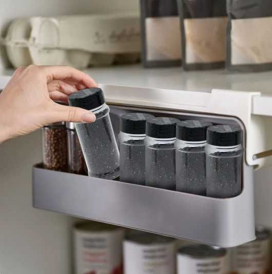 Garrafas de especiarias de cozinha e rack de armazenamento