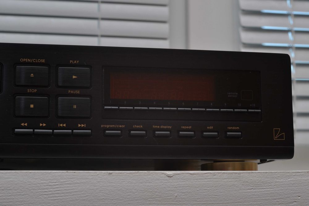 CD проигрыватель LUXMAN D-357