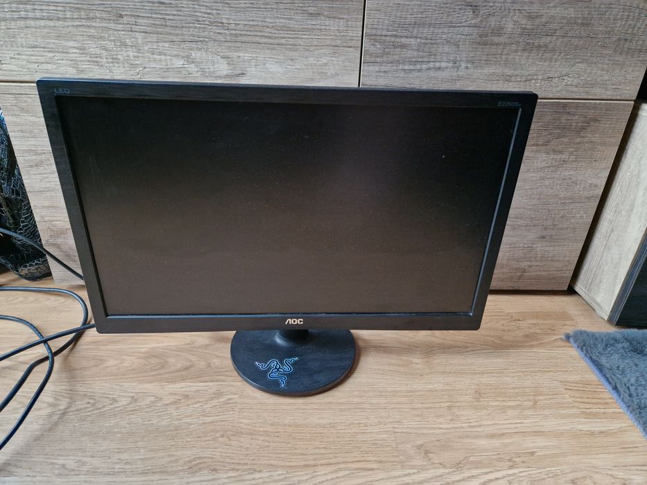 Monitor czarny z kablami