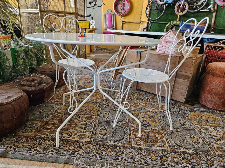 Conjunto de Jardim - Mesa e duas cadeiras - Tudo como novo