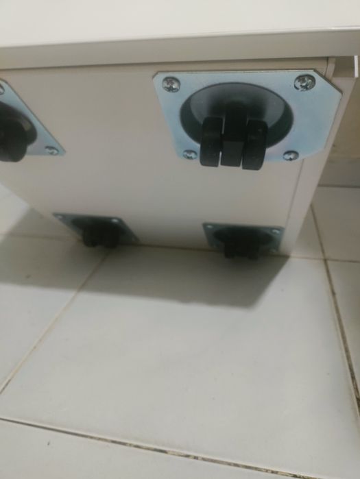 Armário de 3 gavetas.