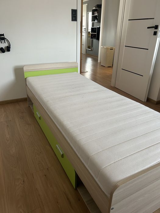Łóżko z materacem i biurko w zestawie