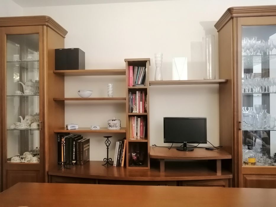 mobília de sala( móvel, mesa e cadeiras)