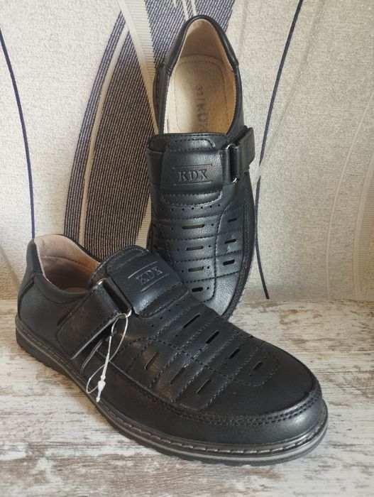 Туфлі НОВІ класичні для хлопчика 34-35 розмір.