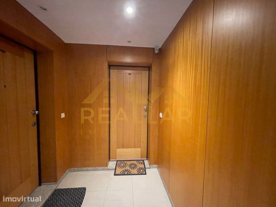Apartamento T2 Mobilado com Box de Estacionamento em Localização Pr...