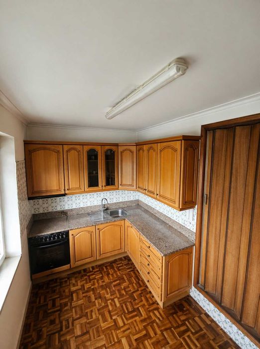 Cozinha completa em madeira em bom estado