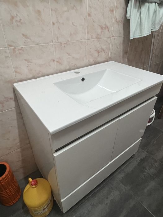 White bathroom sink425520376191406081