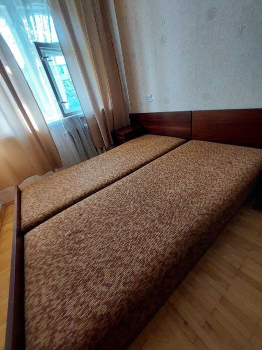 Мебель для спальни (кровать/стол/тумбочка)