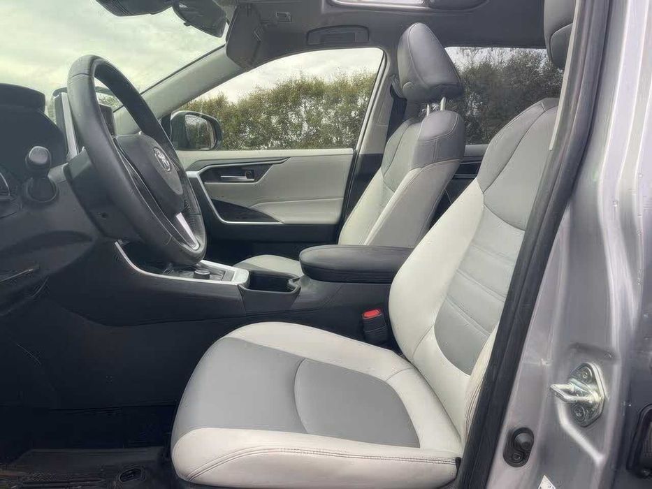 Toyota RAV4 Hybrid XLE Premium      2024