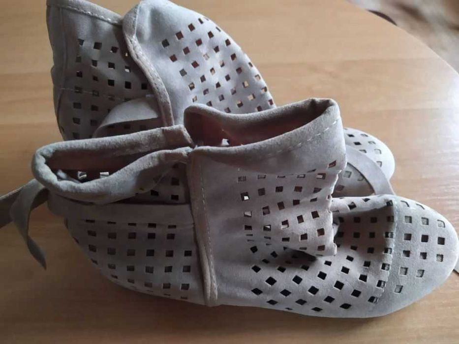 Botki ażurowe r.39