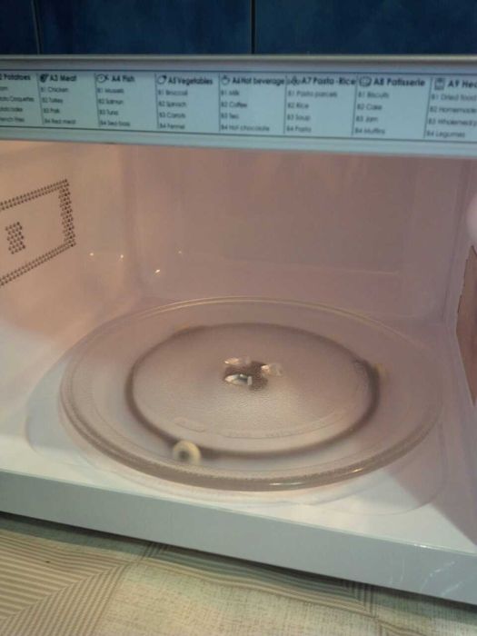 Мікрохвильова пічь (Нова в кобці)