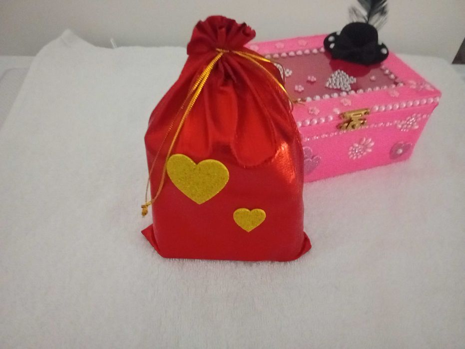 Caixa de jóias grande recheada cor de rosa