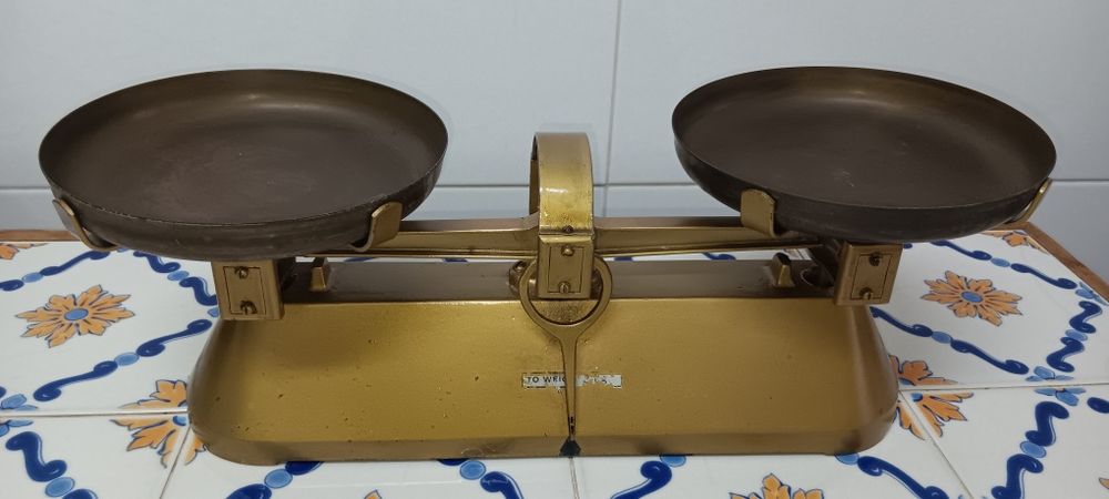 Balança Antiga e rara com pratos em Latão