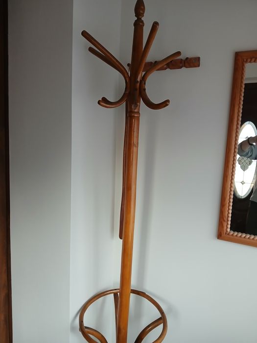 Wieszak stojący z czasów PRL