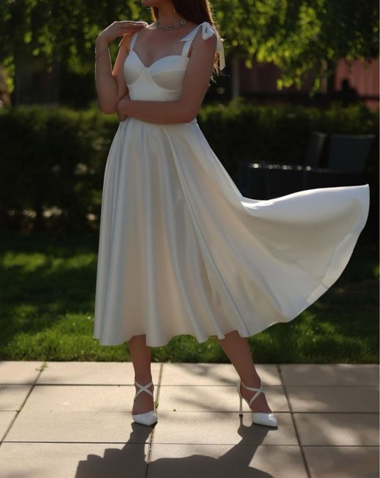 Корсетне атласне плаття біле