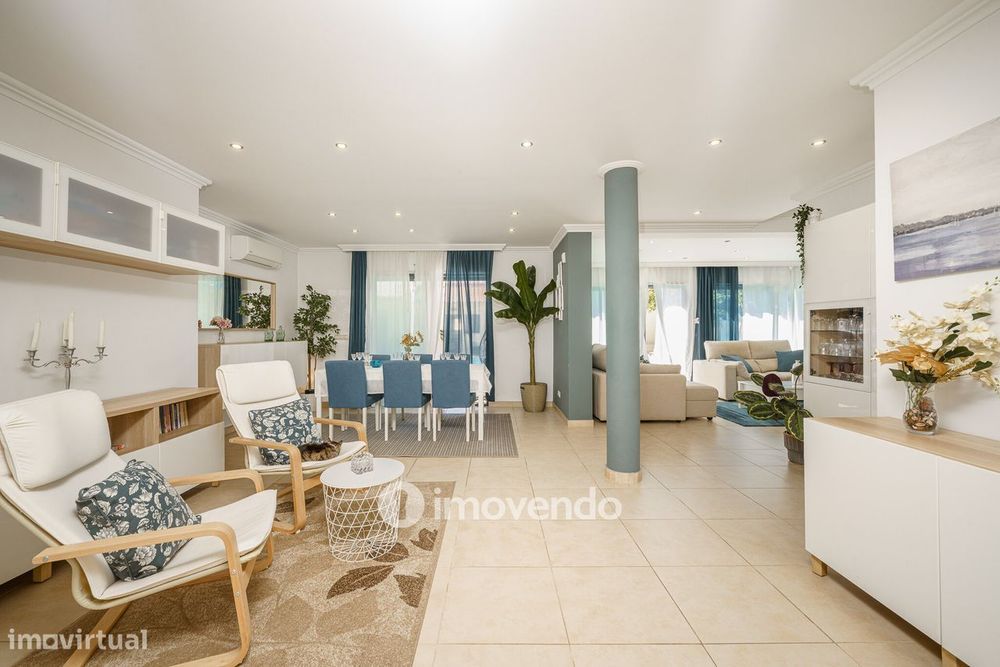 Moradia T6 exclusiva, com piscina e garagem, na Charneca da Caparica