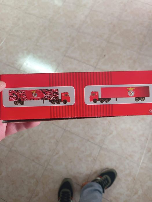 Camiões dos clubes de futebol do Benfica do Sporting e do porto 1/72